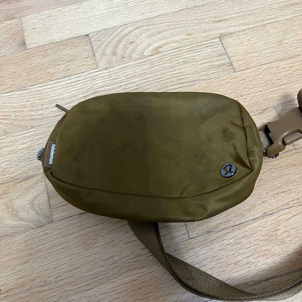 Adorable LuluLemon belt bag! Hard to find! - Picture 1 of 4